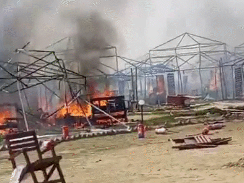 महाकुंभ में भगदड़ के अगले दिन मेला क्षेत्र में आग लगी।