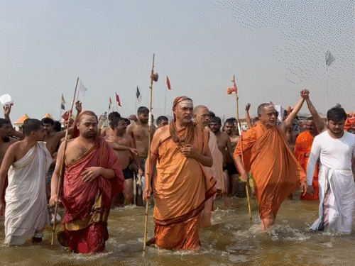 महाकुंभ में तीन शंकराचार्यों ने किया अमृत स्नान।